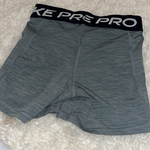 SOLD Nike Pros🩷 - Picture 4 of 4